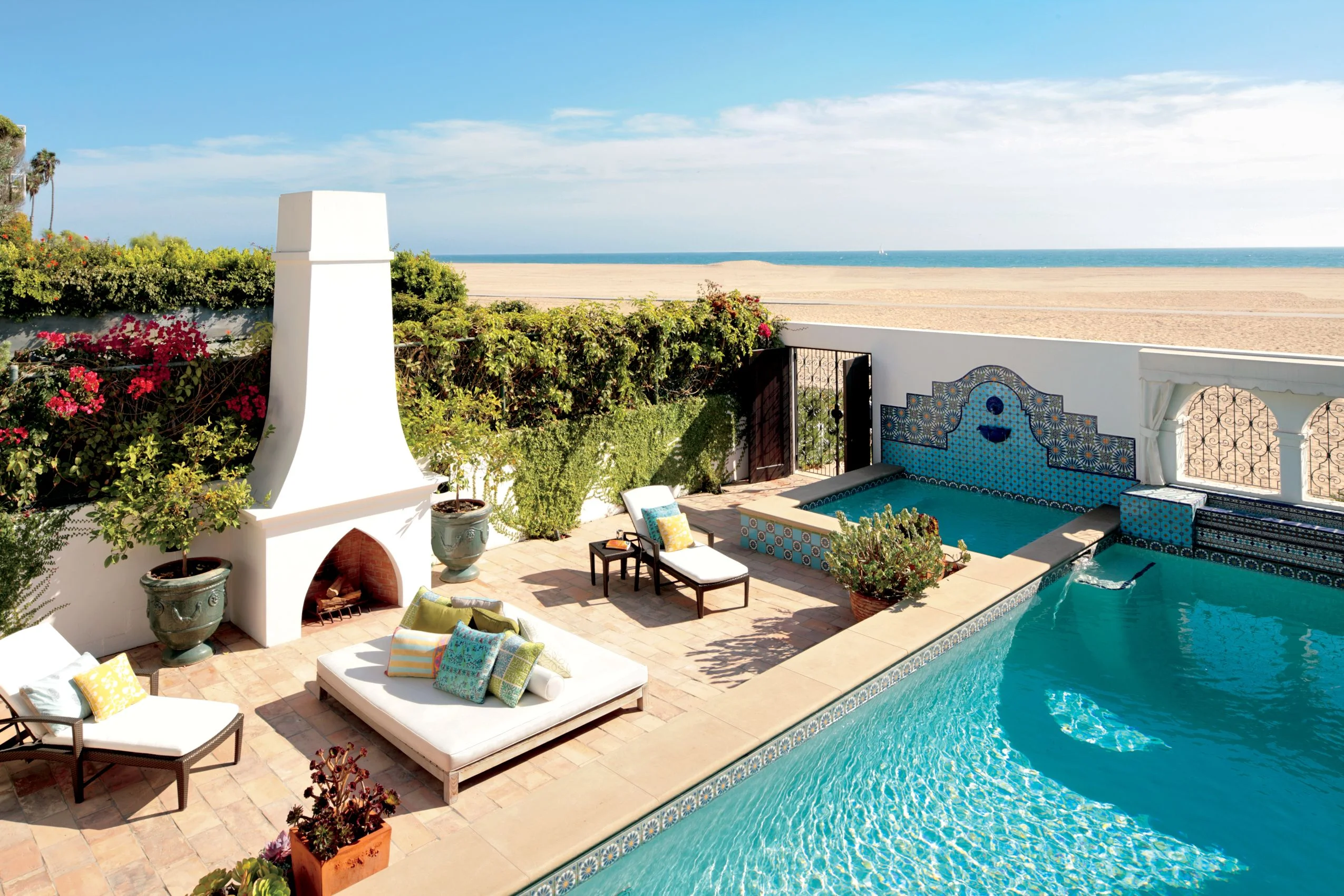 Top Pool Loungers to Enhance Your Outdoor Oasis This Summer