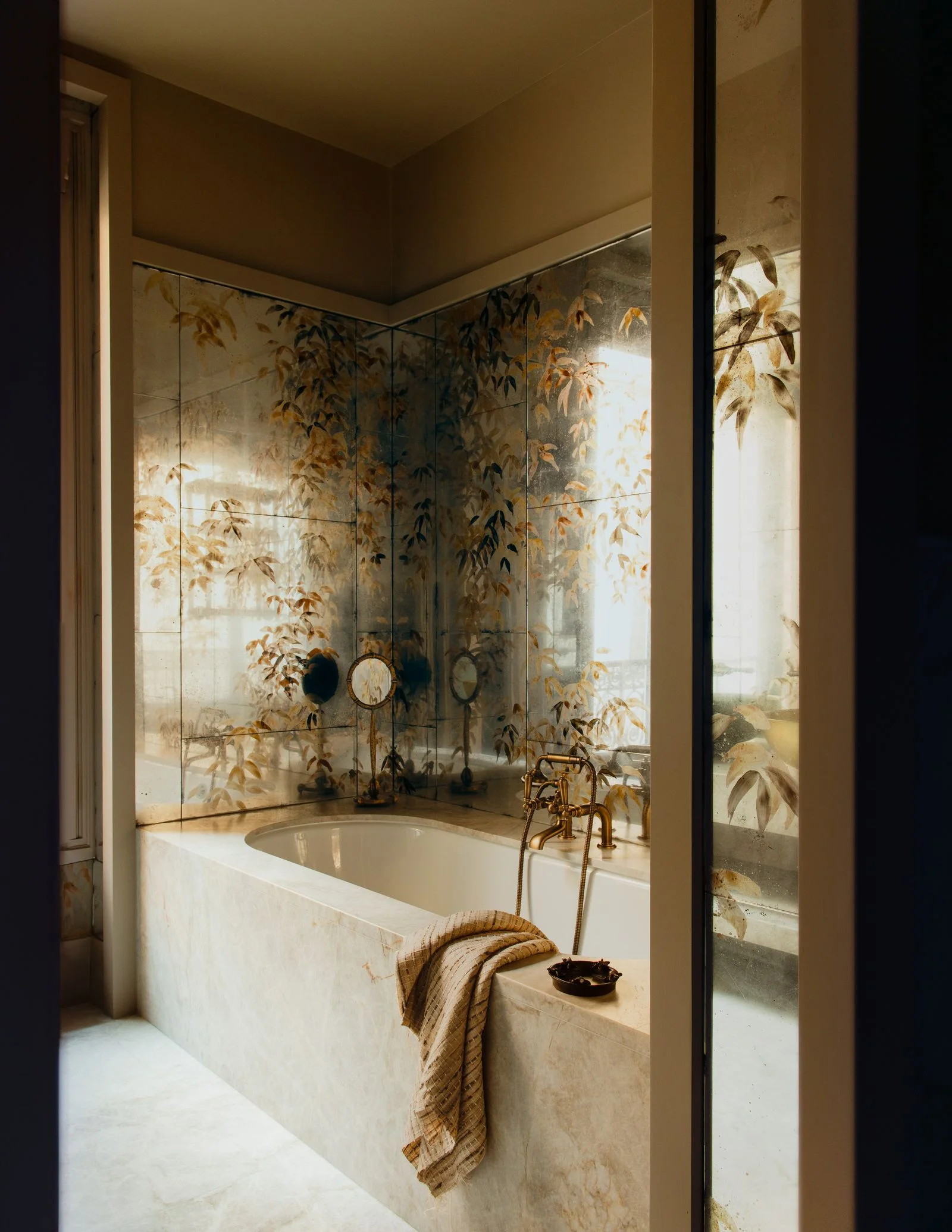 Salle bains miroir pied poser bronze cendrier bronze