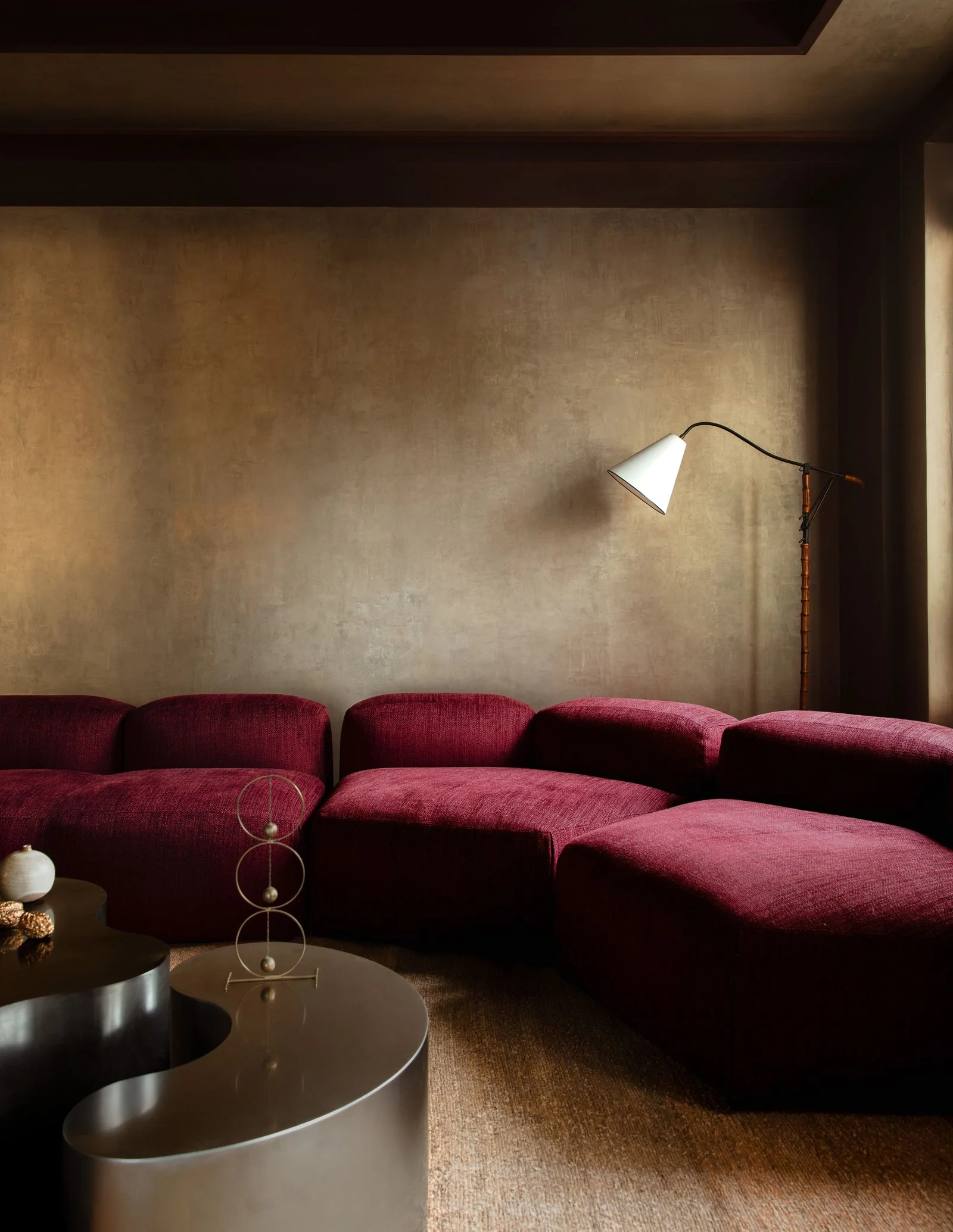 Salon murs et plafond bronze patin canap tissu