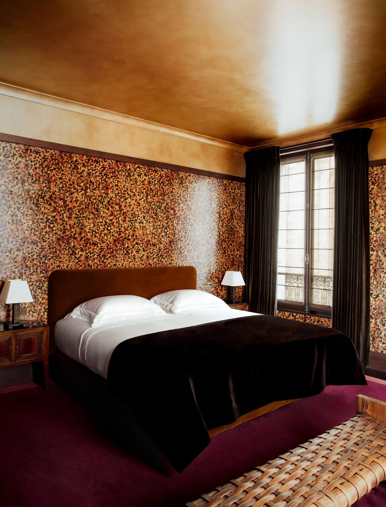 Chambre paire lampes bronze et banc noyer massif