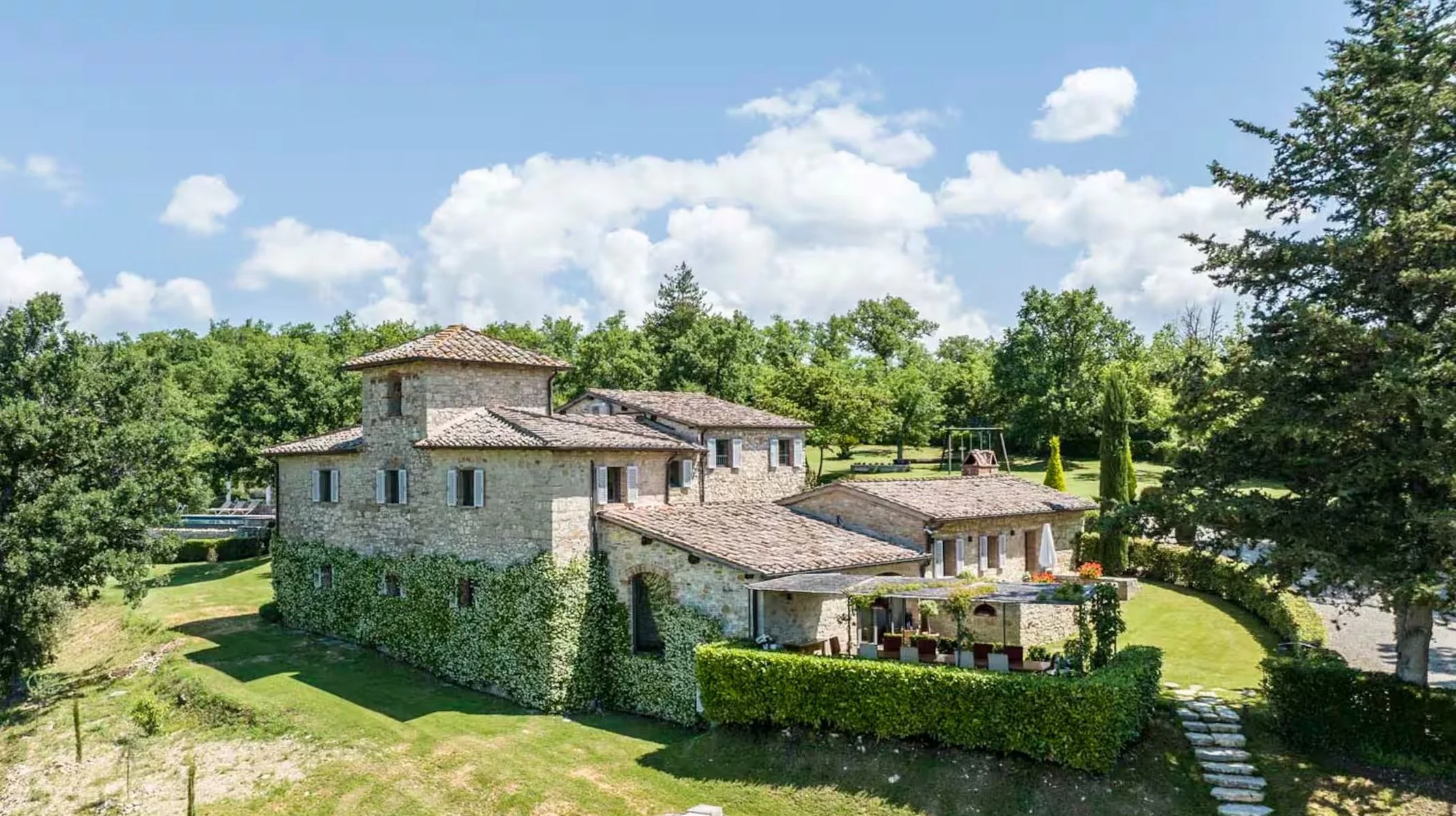 Exterior shot of Le Pratola a Tuscan Villa Airbnb and surrounding landscape.