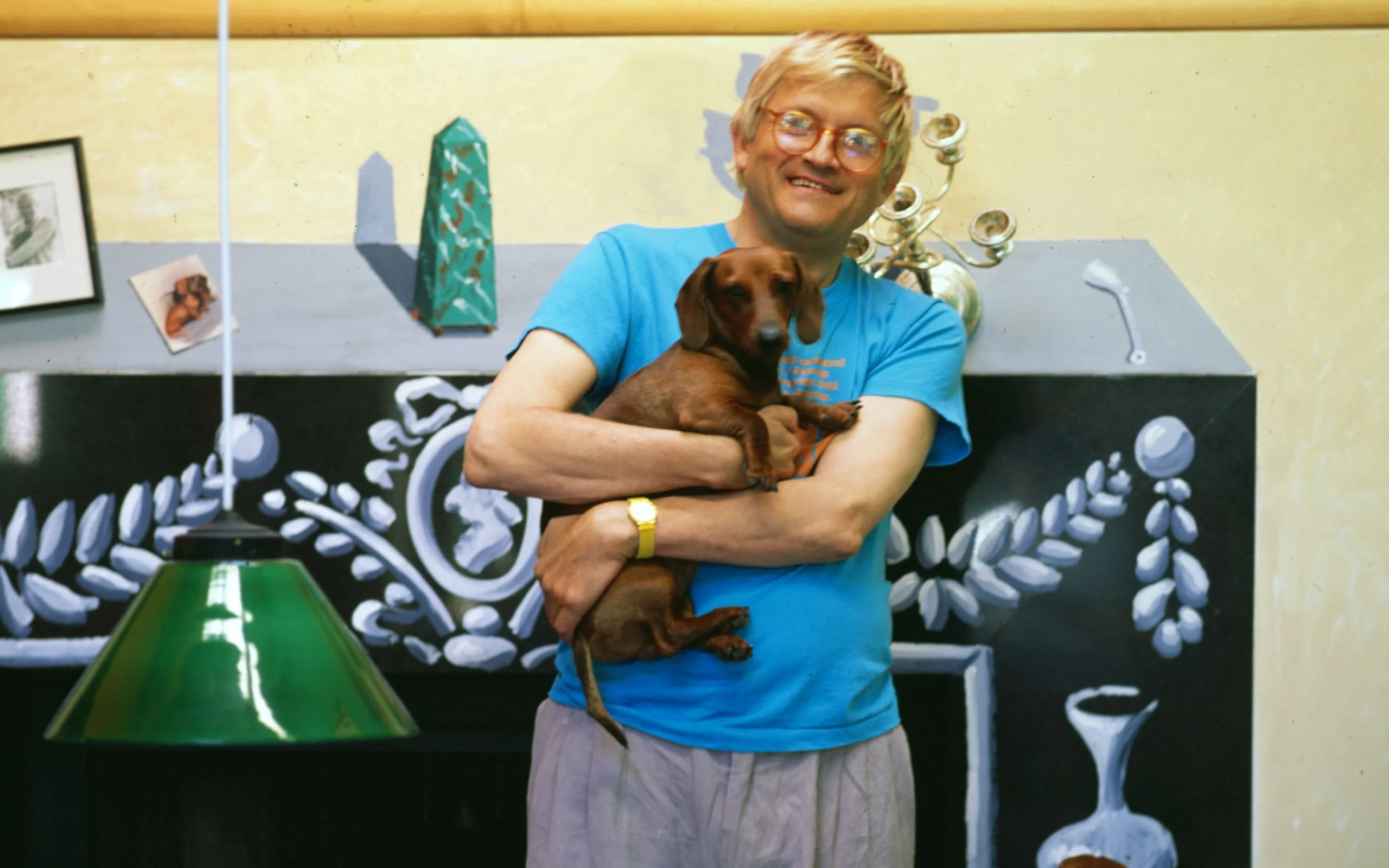 LOS ANGELES 1er AVRIL L'artiste anglais David Hockney pose pour un portrait dans le salon de sa maison des Hollywood...