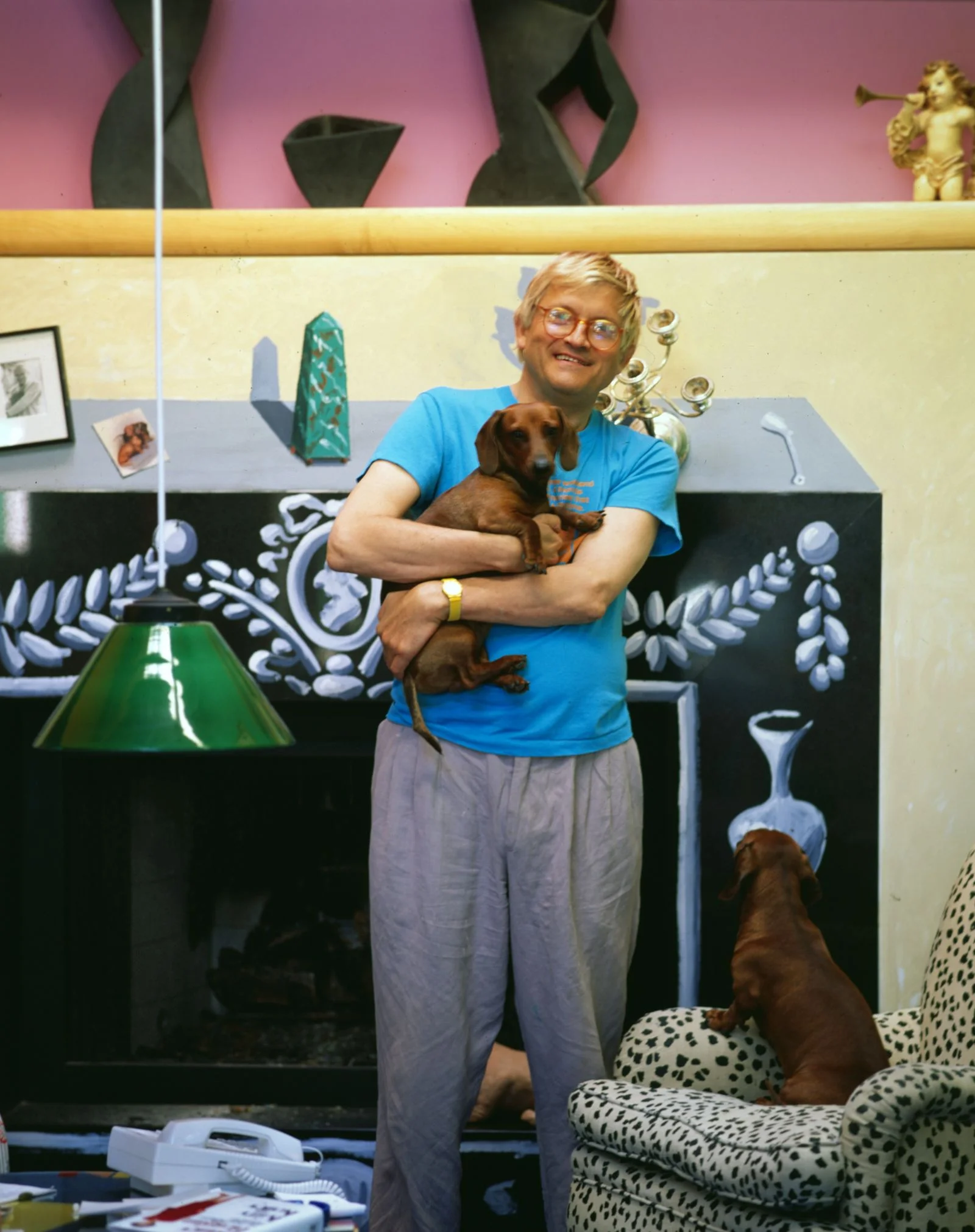 LOS ANGELES 1er AVRIL L'artiste anglais David Hockney pose pour un portrait dans le salon de sa maison des Hollywood...